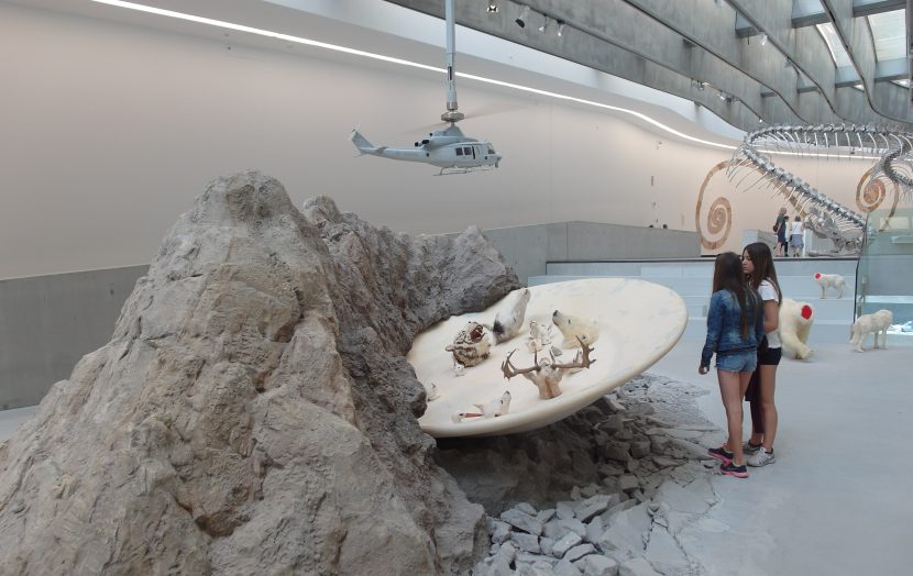 Huang Yong Ping, ‘Bugarach’ (2012) (Fiberglas, opgezette dieren, model helikopter enz.) ( Courtesy of the artist and Galerie Kamelmannour, Paris)